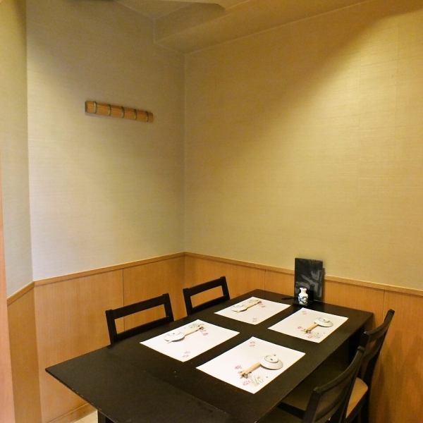 There is a semi-private table seat in the store.You can also be satisfied with the use in special scenes such as entertainment, date, anniversary, celebration etc.Please come and enjoy the sushi using the ingredients of the four seasons by all means inside the store full of calm cleanliness.