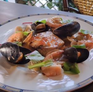 해산물과 흰살 생선 그릴