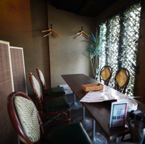 テーブル席4-6名様用全席に仕切りもあり、プライベート空間が保たれます。