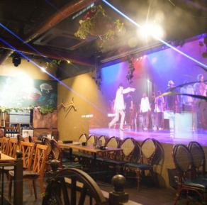 18-32名様フロア貸切可!最高品質のプロジェクターもあり、結婚式の二次会利用も可。多くのお客様や企業様のプレゼンテーションミーティング等に利用頂いてます!サッカーワールドカップ期間は、スポーツバーに!迫力の150インチ(横幅3m32cm、高さ1m86cm)プロジェクター※HDMI、usb-c、ライトニング端子で映像を映せます