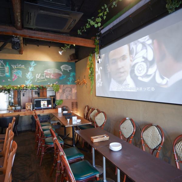 寬敞時尚的餐廳。提供隔間桌、吧台座位、榻榻米包廂、包廂等多種座位選擇。從小型團體到派對,我們都能滿足各種場合的需求。此外,我們還配備頂級投影儀,用途廣泛。