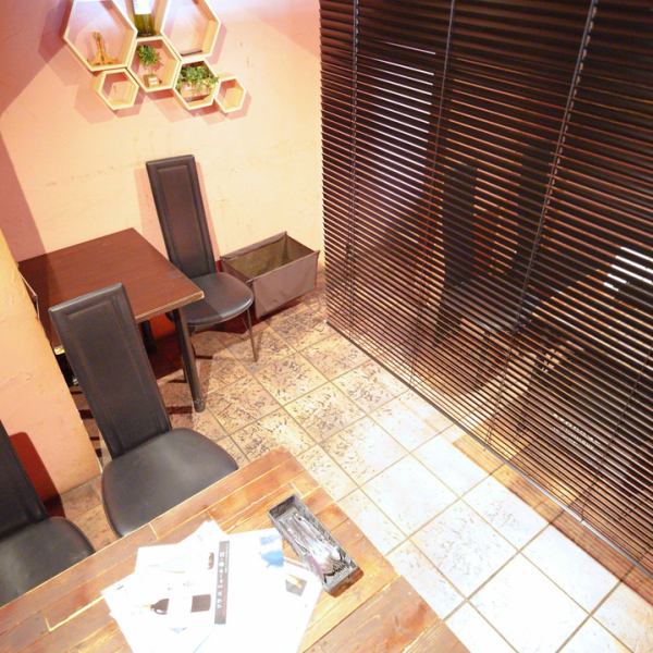 商店的內部設計旨在營造一種私密感。