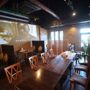 34名様以上のご利用なら、店内をまるごと貸し切ってのご利用が可能です。着席で60名様まで、立食なら最大70名様まで収容が可能です。貸切タイプ店貸切人数着席:34名様~60名様立食:40名様~70名様