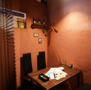 エントランス脇にあるパーティション付きテーブルです。他のフロアから一段低くなっているため、プライベート感のあるスペースとなっています。テーブルを繋げれば5名様~10名様の個室に変身!