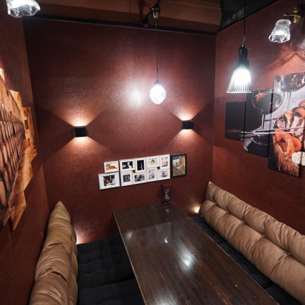 餐廳裡唯一完全私人的房間。如果您要招待客戶或與朋友一起放鬆,請毫不猶豫地選擇私人房間。※特殊座位需另行支付700日圓/人的費用。由於非常受歡迎,請致電我們查詢空房情況並預訂。