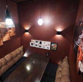 ※特別席によりチャージ料お一人様700円頂戴させて頂きます。店内奥には、完全個室をご用意。7名様までの少人数でのご宴会や接待、お食事会にご利用ください。完全個室、大変人気な為、空席確認、ご予約は、お電話にて受付ております。