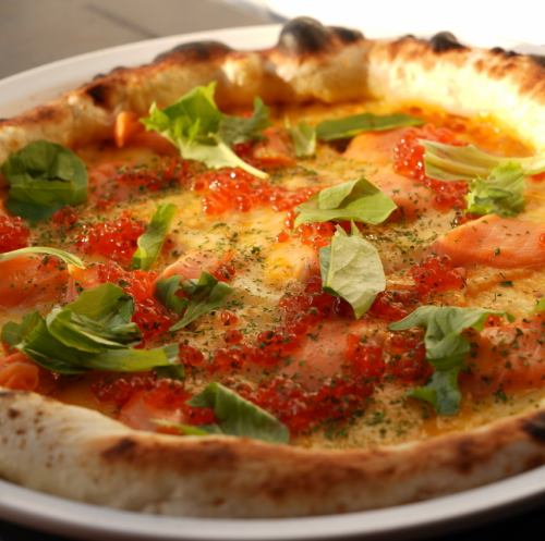 ウニとサーモンのホワイトピザ