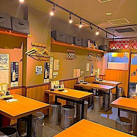 ゆったりとした、落ち着ける雰囲気の店内で心地よい時間をお過ごしください。デートでの語らいや女子会はもちろん、会社帰りにふらっと立ち寄るサク飲みにも最適。さまざまなシーンでご利用いただけます。美味しいお料理とお酒を囲みながら、会話とくつろぎのひとときをお過ごしください。