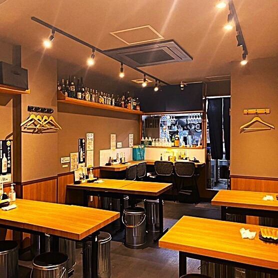 落ち着いた雰囲気の店内で、炭火焼きジンギスカンと美味しいお酒を堪能できます。会社帰りの一杯から、歓迎会・送別会、女子会や同窓会まで幅広く対応。ご飯物も充実しています◎おいしいジンギスカンを種類豊富なお酒と共にご賞味ください。ゆったり過ごせる空間で楽しい時間をどうぞ！