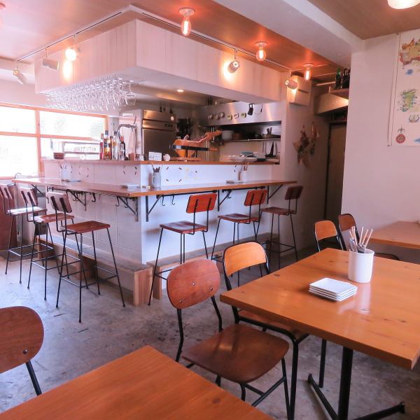 【柜台×6座位】我们的餐厅也有柜台座位，有很多人。因为它是一个很好的位置，距离Sakai站有2分钟的步行路程，这是一个非常适合在下班后或想要约会的时候慢慢喝酒的座位！