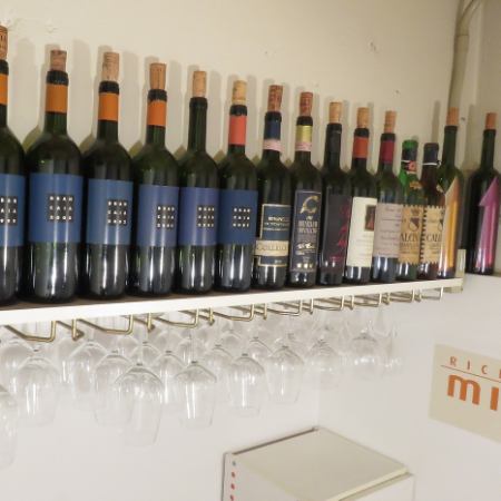 店主厳選のワインがずらりと並ぶ個室※個室は8000円以上のコース又は4名様以上からご利用いただけます。