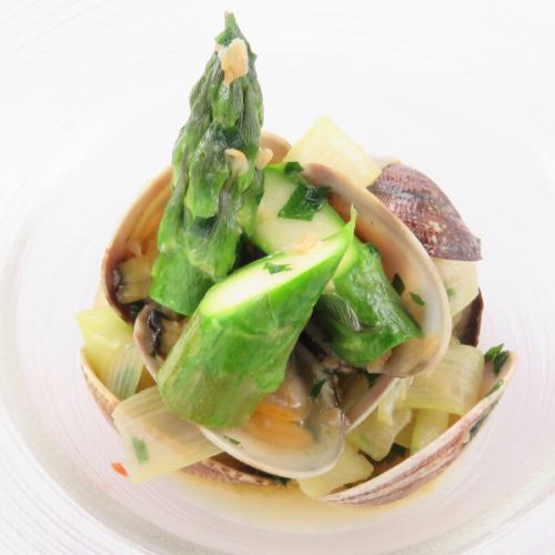 Lunch course with your choice of pasta and dessert: 6,600 yen