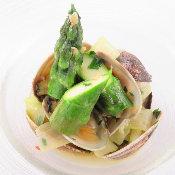 Lunch course with your choice of pasta and dessert: 6,600 yen