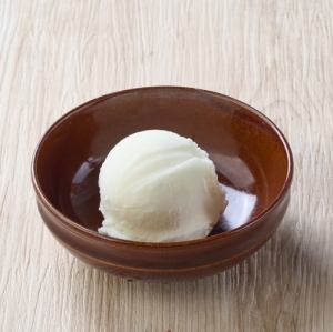 Milk ice cream from "Alto Ponte" directly managed by Takahashi Farm