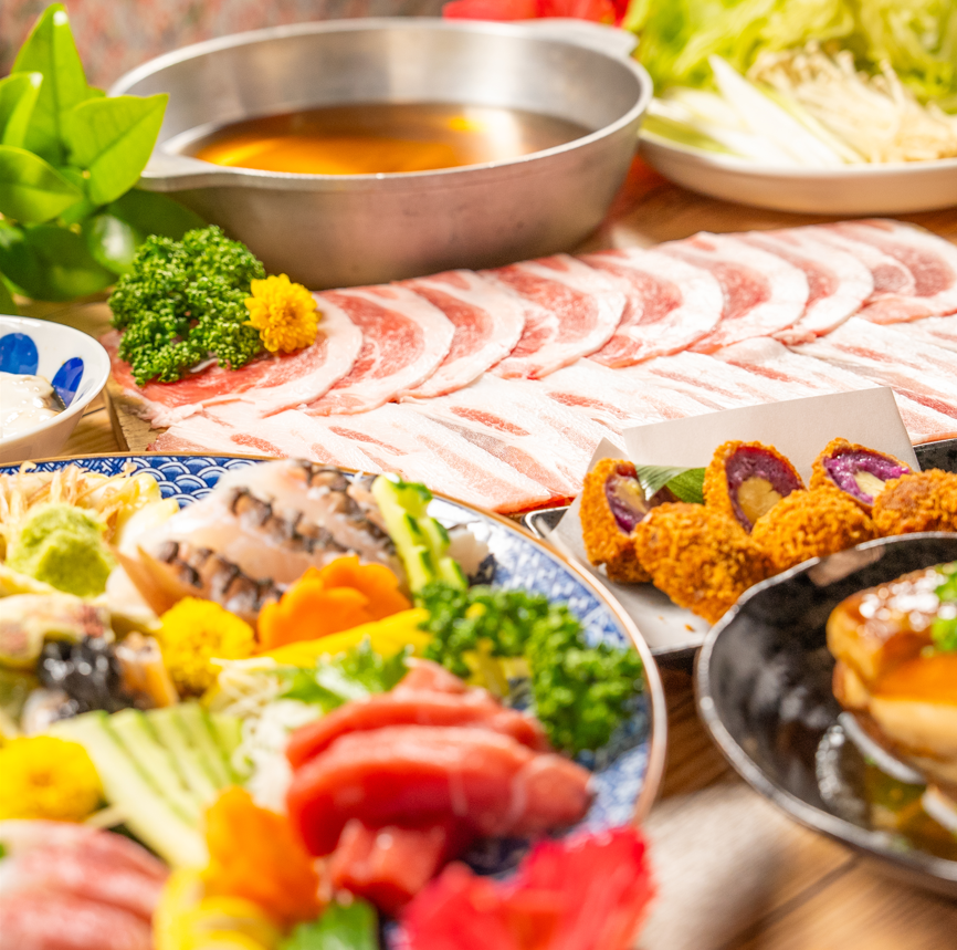 熟练厨师烹制的冲绳美食和现场岛歌♪提供超值套餐◎