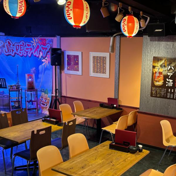 The interior of Deigo has subdued lighting and seating where you can relax.The Shimauta live performances are held three times a day (starting at 7:00 p.m., 8:00 p.m., and 9:30 p.m.), and you can get a great view from any seat.We have created suitable seating for you to enjoy delicious Okinawan cuisine and live Okinawan folk music.
