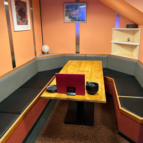 There are also box seats at the back of the store.The seats are on the edge so you can relax and enjoy the experience.The Shimauta live performances are held three times a day (starting at 7:00 p.m., 8:00 p.m., and 9:30 p.m.), and you can get a great view from any seat.We have created suitable seating for you to enjoy delicious Okinawan cuisine and live Okinawan folk music.
