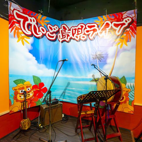 The interior of Deigo has subdued lighting and there are plenty of seats where you can relax.The Shimauta live performance is held twice a day (7:00-7:40pm and 9:15-9:55pm) and offers a great view from any seat.We have created suitable seating for you to enjoy delicious Okinawan cuisine and live Okinawan folk music.