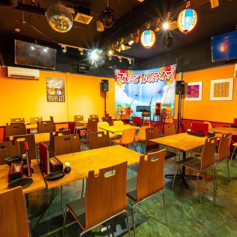 We accept reservations for private banquets.We can accommodate large parties of up to 70 people!