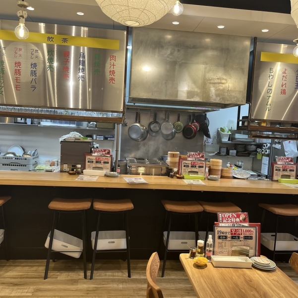 [Popular counter seats] The open kitchen allows you to enjoy conversation with the staff, so the counter seats are perfect for single use! Many customers visit us every day for a quick drink after work.