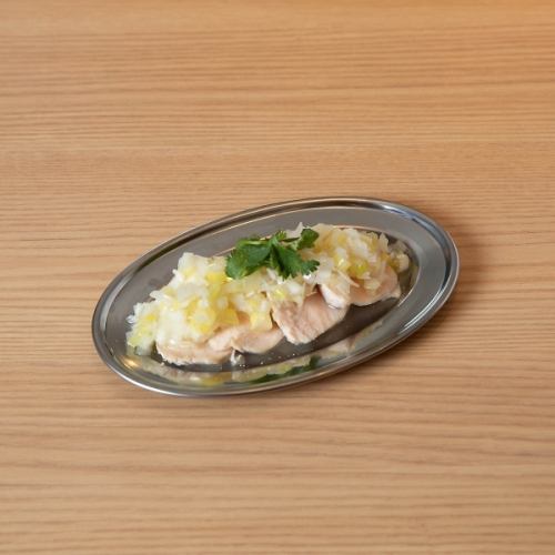 Steamed chicken with leek sauce