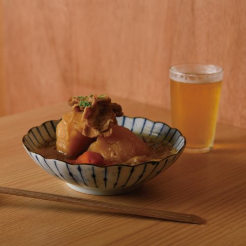 和洋中、創作料理からなるフードメニュー