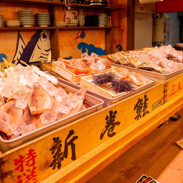 【まるで海鮮市場！】JR京都駅徒歩2分とアクセス良好！仲間との飲み会での待ち合わせや、雨の日にも便利です◎笑い声や楽しい会話が飛び交う店内で、肩肘張らずにリラックスしてワイワイ楽しい時間をお過ごしいただけます♪