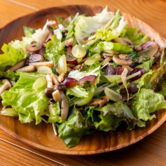 Grape and mushroom frill salad