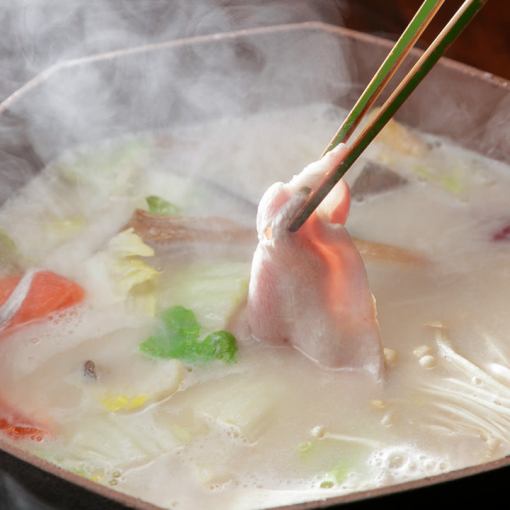 《含90分鐘無限暢飲/共5道菜》可以享用經典火鍋的「與瀨火鍋套餐」5.560日圓（含稅）