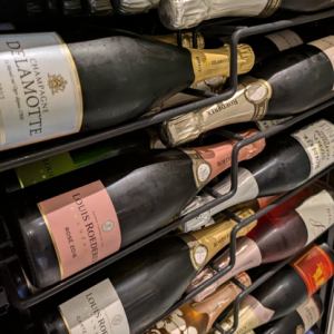 我们有各种葡萄酒和香槟♪