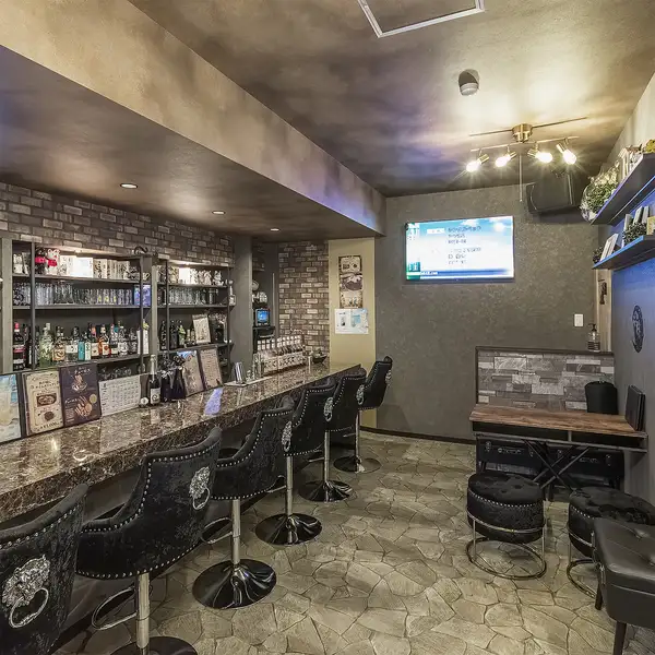 女性お一人様でも気軽に立ち寄りやすい、落ち着いた雰囲気のBar。カウンター席では、ゆったりとお酒を楽しみながら、スタッフとの会話もお楽しみいただけます。仕事帰りにふらっと一杯飲みたいときや、静かに自分の時間を過ごしたいときにもおすすめ。初めての方も気兼ねなくお過ごしいただける、居心地の良い空間です。