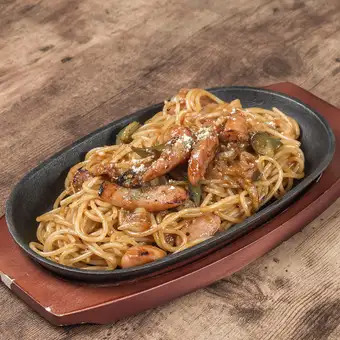 A nostalgic Neapolitan-style spaghetti from an old-fashioned coffee shop.