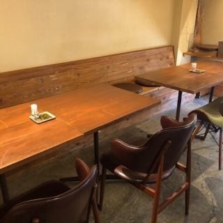 It is a shop where you can relax and relax in a mature atmosphere with wood grain.One side bench seat type table seat creates a good time with friends and lovers.