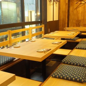 栄駅近での宴会やグループでの集まりなら、ゆったりくつろげる掘りごたつ席が最適です。足を伸ばしてリラックスできるため、自慢のおでんや串揚げを囲みながら会話も一層弾みます。最大人数に合わせた調整も可能で、和やかな宴を演出いたします。親しい仲間との大切な夜を、ぜひ当店の温かな空間で心ゆくまでご堪能下さい。