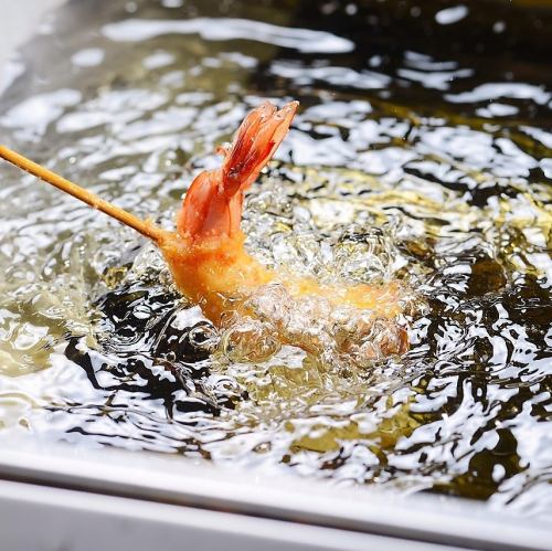 米油100%で揚げる、素材が活きた自慢の薄衣串揚げ