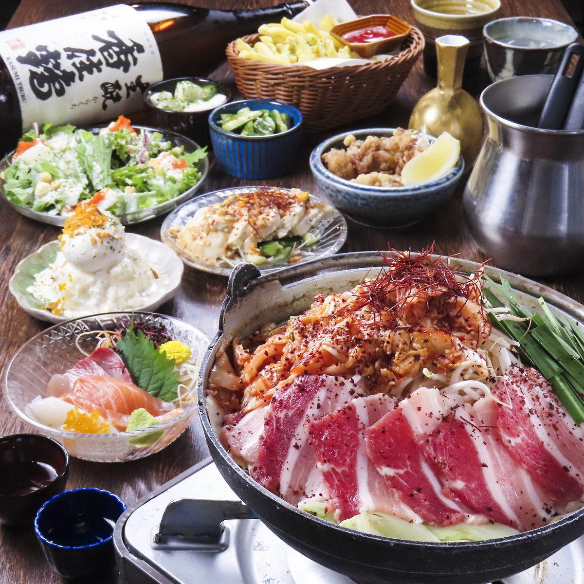 人氣火鍋套餐4,000日圓起，附12道菜的無限暢飲。