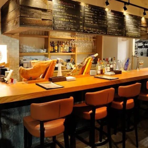 【カウンター席】1名様も大歓迎！カウンター席ご用意しております！駅から徒歩5分となっておりますので、会社帰りの1杯や、自宅に帰る前の寄り道にもどうぞ★カップルでのデート、お友達とのディナーにも、大変おすすめのお席です♪目の前には珍しいお酒がズラッと並んでいます！ライブ感溢れる光景を見ながらぜひ♪
