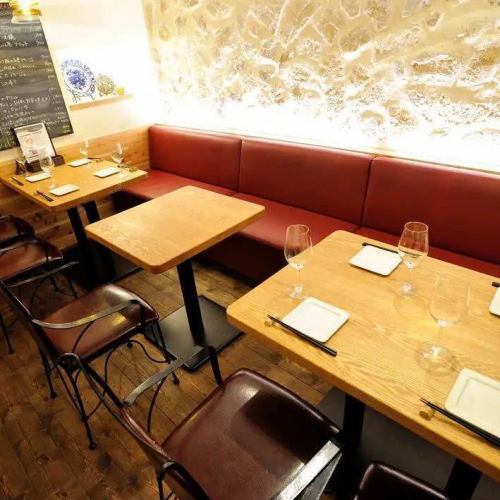 2名～4名の半個室席と、通路奥のテーブル席には　4名席×1と6名席×1の最大12名様まで入れる半個室。周りを気にすることなく、お食事や会話をお楽しみいただけます◎