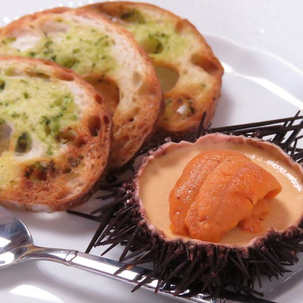 【一度食べたらやみつきに！】当店一番人気メニュー！「ウニのプリン～ガーリックトースト添え～」