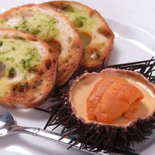 【一度食べたらやみつきに！】当店一番人気メニュー！「ウニのプリン～ガーリックトースト添え～」