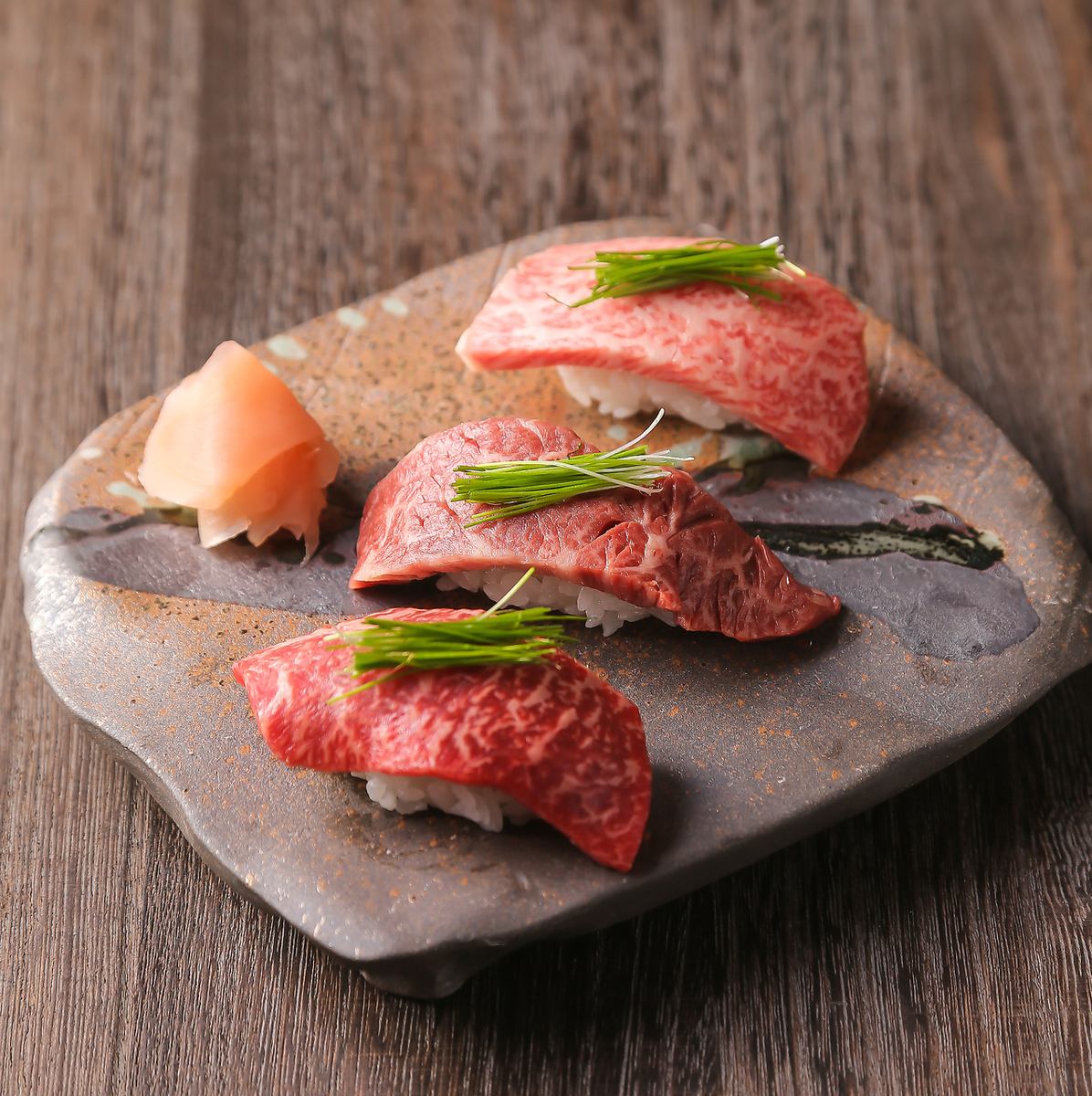 The freshness of the meat, which can only be achieved at a direct meat wholesaler! The melt-in-your-mouth meat sushi is exquisite