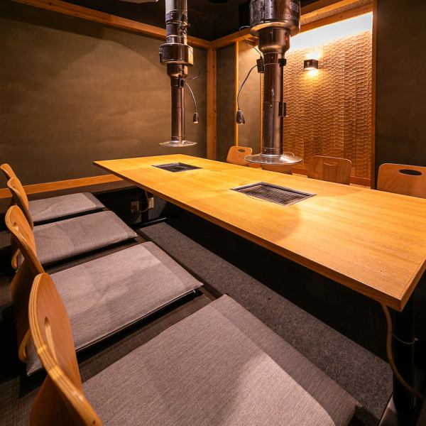 We offer a variety of seating options so you can relax and enjoy your meal.The completely private tatami room with a sunken kotatsu table allows you to sit comfortably with your feet at ease.We have 3 tables for 6 people and 1 table for 8 people, and if you remove the partitions in the room it can become a private room for up to 24 people.It is easily accessible from Umeda and Kitashinchi in Osaka, and is perfect for corporate banquets, business entertainment, alumni gatherings and birthday parties.