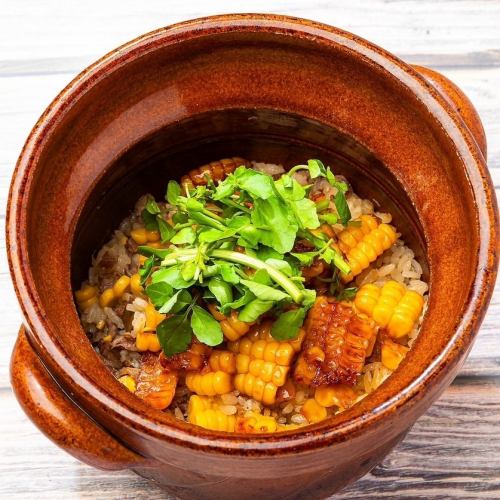 The sweetness stands out.Corn and beef tongue rice in clay pot