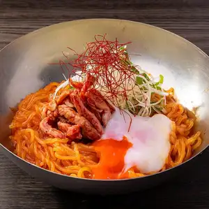 炙りユッケ風の旨辛ビビン冷麺