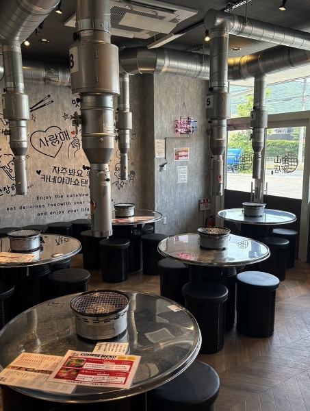 店内はトタン風の壁に韓国発祥のドラム缶テーブルが並ぶ、ちょっとした韓国気分が味わえる作りになっております。