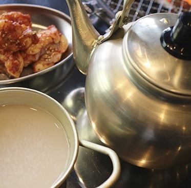 やかんで提供するマッコリ