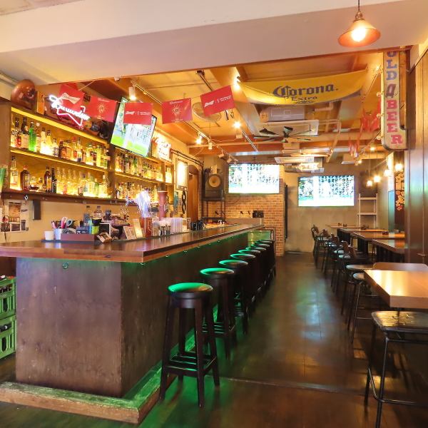 武蔵小山駅近くの路地裏に佇む、開放感とアットホームさが同居する空間。お一人様でも気兼ねなく過ごせるカウンター席があり、スタッフとの会話や静かにグラスを傾ける時間を愉しめます。深夜まで営業しているので、仕事帰りや飲み足りない夜の「もう一軒」にも最適！