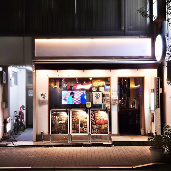 店内にはダーツ機と本格的なDJブースを設置。お酒を片手に対戦して盛り上がったり、心地よい音楽に身をゆだねたりと、遊び心満載のひとときを過ごせます。程よい活気と洗練された照明が、日常を忘れさせてくれる刺激的な夜を演出。仲間との思い出作りや、新しい出会いがあるかもしれないワクワクする雰囲気です！