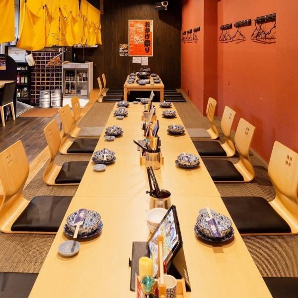 ゆっくりお食事がお愉しみいただける掘りごたつ席はご家族でのお食事や会社の同僚、仲間でのご利用に最適。美味しい料理やドリンクを囲いながら賑わってください。また、お席の調整は人数に応じて柔軟に対応いたしますので、お気軽にご相談ください。急遽決まった飲み会や宴会にも最適なコースも豊富にご用意しております。