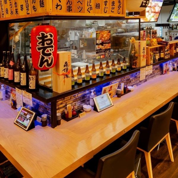 お一人様でもお気軽にご利用頂けるカウンター席をご用意しております。お仕事帰りやご友人と、デートなどのプライベートなシーンでご来店されているお客様にもご安心いただけるよう、スタッフ一同、心よりご対応いたします。お気軽にご相談ください。